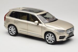 Volvo XC90 Luminous Sand Yellow Paudi Model 1:18 9430841 Metall — bild 6 av 8