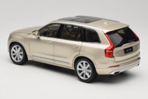 Volvo XC90 Luminous Sand Yellow Paudi Model 1:18 9430841 Metall — bild 7 av 8