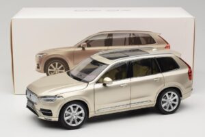 Volvo XC90 Luminous Sand Yellow Paudi Model 1:18 9430841 Metall — bild 8 av 8