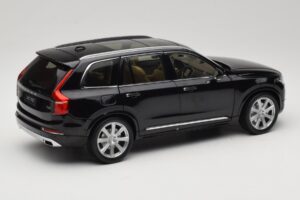 Volvo XC90 Onyx Black Paudi Model 1:18 9430842 Metall — bild 3 av 8