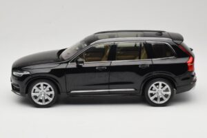 Volvo XC90 Onyx Black Paudi Model 1:18 9430842 Metall — bild 4 av 8
