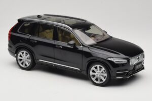 Volvo XC90 Onyx Black Paudi Model 1:18 9430842 Metall — bild 6 av 8