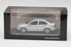 Volkswagen Bora Reflex Silver Minichamps 1:43 81982223S Metall — bild 4 av 4