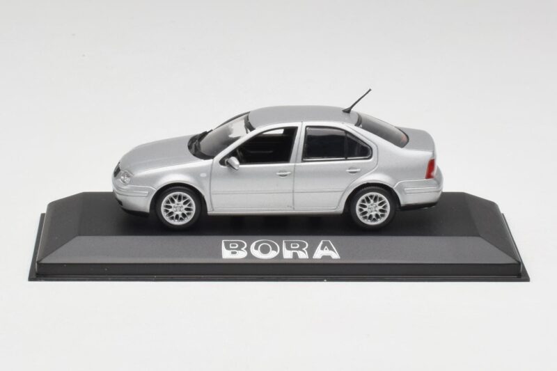 Volkswagen Bora Reflex Silver Minichamps 1:43 81982223S Metall