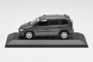 Volkswagen Cross Touran Platinum Grå Minichamps 1:43 400056170 Metall