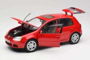 Volkswagen Golf Mk5 4-Door Tornado Röd Bburago 1:18 GOLF001 Metall — bild 2 av 8