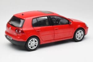 Volkswagen Golf Mk5 4-Door Tornado Röd Bburago 1:18 GOLF001 Metall — bild 3 av 8