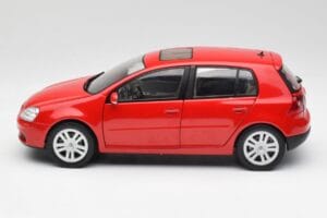 Volkswagen Golf Mk5 4-Door Tornado Röd Bburago 1:18 GOLF001 Metall — bild 4 av 8