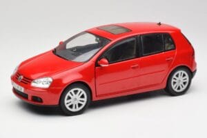 Volkswagen Golf Mk5 4-Door Tornado Röd Bburago 1:18 GOLF001 Metall
