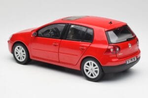 Volkswagen Golf Mk5 4-Door Tornado Röd Bburago 1:18 GOLF001 Metall — bild 7 av 8