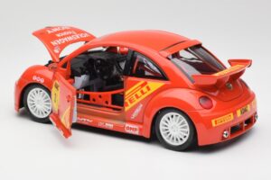 Volkswagen New Beetle Cup Bburago 1:18 3329 Metall — bild 5 av 8