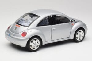 Volkswagen New Beetle Reflex Silver Metallic Bburago 1:18 3322 Metall — bild 3 av 8