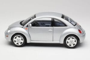 Volkswagen New Beetle Reflex Silver Metallic Bburago 1:18 3322 Metall — bild 4 av 8
