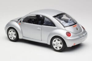 Volkswagen New Beetle Reflex Silver Metallic Bburago 1:18 3322 Metall — bild 7 av 8