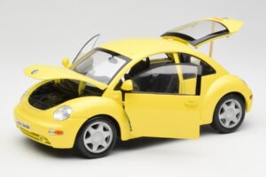 Volkswagen New Beetle Gul Maisto 1:18 37800-M4 Metall — bild 2 av 8