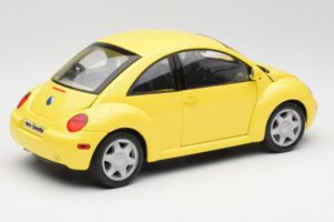 Volkswagen New Beetle Gul Maisto 1:18 37800-M4 Metall — bild 3 av 8