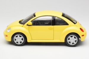 Volkswagen New Beetle Gul Maisto 1:18 37800-M4 Metall — bild 4 av 8