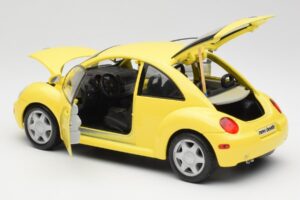 Volkswagen New Beetle Gul Maisto 1:18 37800-M4 Metall — bild 5 av 8