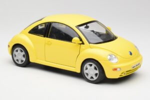 Volkswagen New Beetle Gul Maisto 1:18 37800-M4 Metall — bild 6 av 8