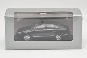 Volkswagen Passat B6 Sedan Shadow Blå Metallic Minichamps 1:43 PASSAT001 Metall — bild 3 av 3