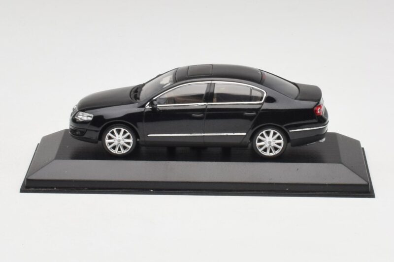 Volkswagen Passat B6 Sedan Shadow Blå Metallic Minichamps 1:43 PASSAT001 Metall