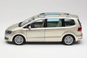 Volkswagen Sharan 7N Reflex Silver Metallic Minichamps 1:18 110051002 Metall — bild 4 av 8