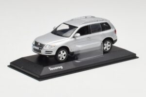 Volkswagen Touareg Reflex Silver Minichamps 1:43 68625 Metall — bild 2 av 4
