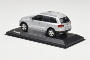 Volkswagen Touareg Reflex Silver Minichamps 1:43 68625 Metall — bild 3 av 4
