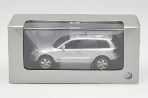 Volkswagen Touareg Reflex Silver Minichamps 1:43 68625 Metall — bild 4 av 4
