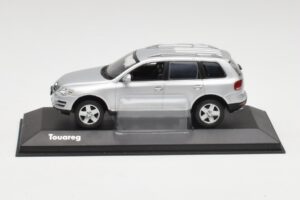 Volkswagen Touareg Reflex Silver Minichamps 1:43 68625 Metall