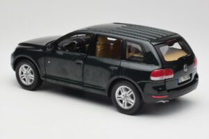 Volkswagen Touareg V10 TDI Canyon Green Bburago 1:18 34911-V1 Metall — bild 7 av 8