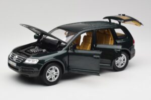 Volkswagen Touareg V10 TDI Reed Green Metallic Bburago 1:18 34911 Metall — bild 2 av 8