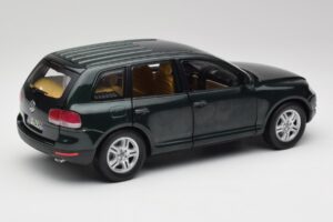 Volkswagen Touareg V10 TDI Reed Green Metallic Bburago 1:18 34911 Metall — bild 3 av 8