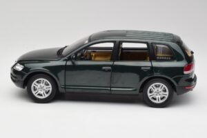 Volkswagen Touareg V10 TDI Reed Green Metallic Bburago 1:18 34911 Metall — bild 4 av 8