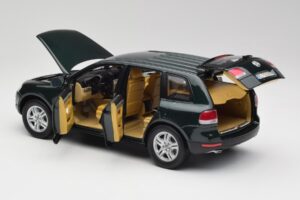 Volkswagen Touareg V10 TDI Reed Green Metallic Bburago 1:18 34911 Metall — bild 5 av 8