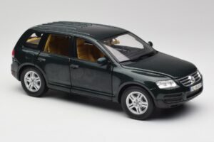 Volkswagen Touareg V10 TDI Reed Green Metallic Bburago 1:18 34911 Metall — bild 6 av 8
