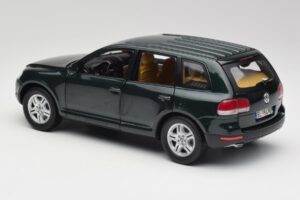 Volkswagen Touareg V10 TDI Reed Green Metallic Bburago 1:18 34911 Metall — bild 7 av 8