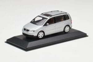 Volkswagen Touran Reflex Silver Minichamps 1:43 TOURAN001 Metall — bild 2 av 4