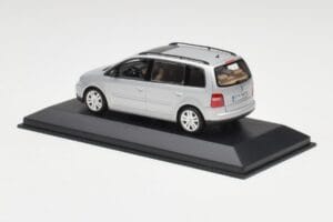 Volkswagen Touran Reflex Silver Minichamps 1:43 TOURAN001 Metall — bild 3 av 4