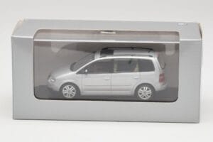 Volkswagen Touran Reflex Silver Minichamps 1:43 TOURAN001 Metall — bild 4 av 4