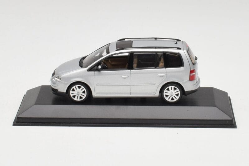 Volkswagen Touran Reflex Silver Minichamps 1:43 TOURAN001 Metall