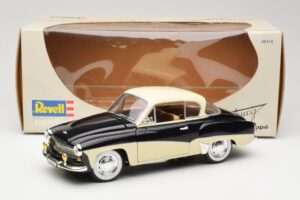 Wartburg 311 Coupe Svart & Beige Revell 1:18 8419 Metall — bild 8 av 8