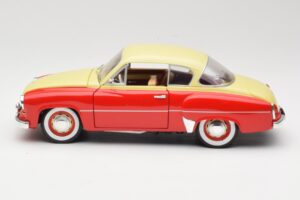 Wartburg 311 Coupe Röd & Beige Revell 1:18 8418 Metall — bild 4 av 8