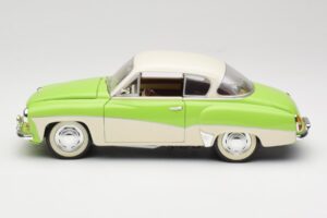 Wartburg 313 Pastellgrön över Beige Revell 1:18 9018 Metall — bild 4 av 8