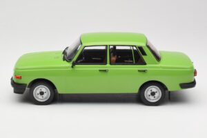 Wartburg 353 Grön MCG 1:18 MCG18062 Metall — bild 3 av 6