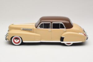 Cadillac Fleetwood Series 60 Special Beige MCG 1:18 MCG18656 Metall — bild 3 av 6