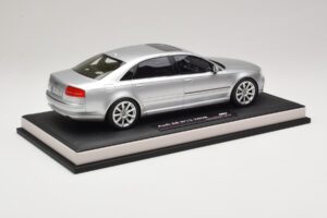 Audi A8 D3 W12 Ice Silver Metallic MotorHelix 1:18 MH030ISM Resin — bild 3 av 7