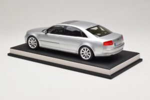 Audi A8 D3 W12 Ice Silver Metallic MotorHelix 1:18 MH030ISM Resin — bild 5 av 7