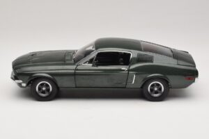 Ford Mustang GT Bullitt med Steve McQueen Figur Greenlight 1:18 12885 Metall — bild 4 av 8