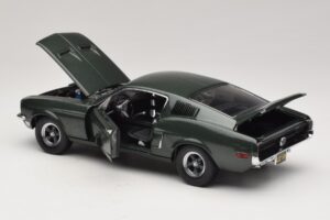 Ford Mustang GT Bullitt med Steve McQueen Figur Greenlight 1:18 12885 Metall — bild 5 av 8